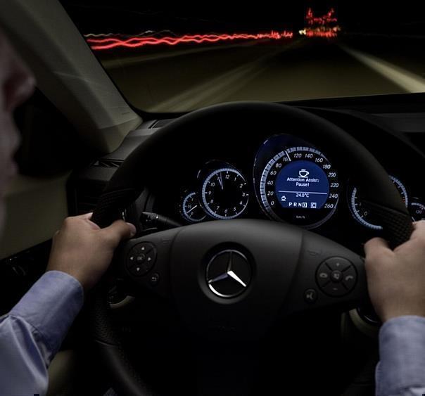 Mercedes-Benz E-Klasse Coupé: Der neue ATTENTION ASSIST ist mit hochempfindlicher Sensorik ausgestattet, die das Fahrverhalten des Autolenkers, die jeweilige Fahrsituation sowie über 70 andere Parameter erfasst. 